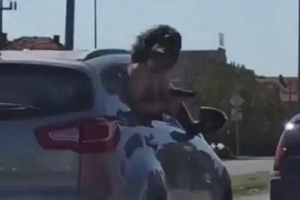 KAKVA GOSPOĐETINA! Mlada iz Futoga izašla KROZ PROZOR DŽIPA, izvadila pištolj, SVATOVI NISU VEROVALI (VIDEO)