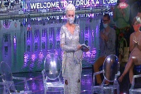 POČELA ZADRUGA 4! Publika nosi maske, Dušica stavila kristale na usta - EVO KAKO IZGLEDA! (ŠOK FOTO)