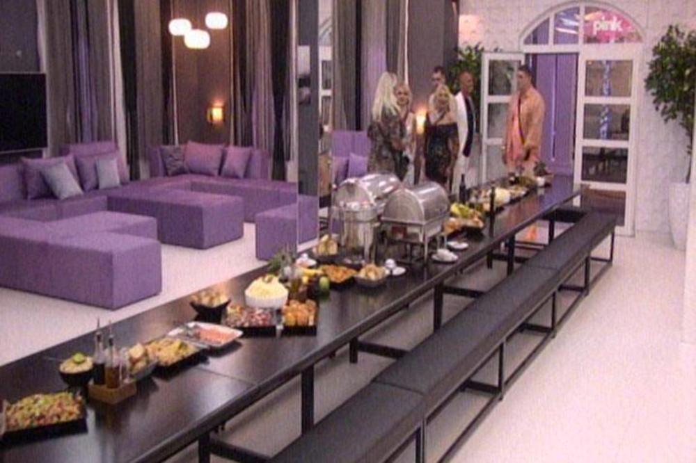 ISPALE JOJ PRED KAMERAMA BUJNE GRUDI! Nije mogla da ih obuzda!