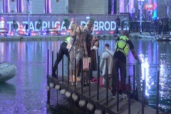 ZADRUGA 4 TEK POČELA, A PROGRAM ODMAH PREKINUT! Obezbeđenje uletelo, pa pretreslo učesnike! (FOTO)