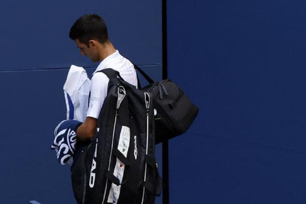 Zbog onoga što je uradio na US openu i posle diskvalifikacije Novak otpada iz trke za najboljeg svih vremena!