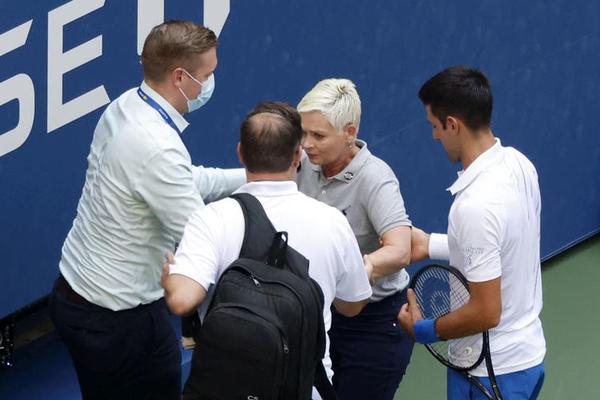 FLAŠA, SNAJPER, SKUPOCENA BUNDA I KRUNA NA GLAVI: Kontroverzna slika žene zbog koje je izbačen Novak!