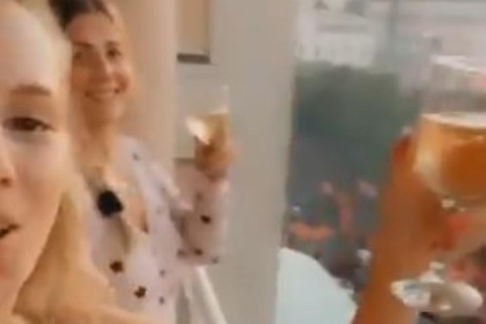 DVE PRELEPE SRPKINJE PROVOCIRALE MILOVE PRISTALICE USRED PODGORICE: Nazdravljale VINOM uz ove SRPSKE PESME! (VIDEO)