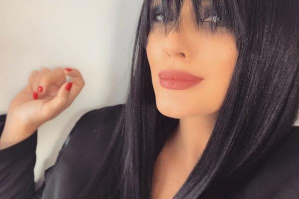 SRPSKA PEVAČICA SA NAJVEĆIM PRIRODNIM GRUDIMA PROMENILA SVOJ LIČNI OPIS! Prepoznajete li ko je na slici?