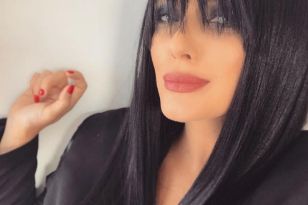 SRPSKA PEVAČICA SA NAJVEĆIM PRIRODNIM GRUDIMA PROMENILA SVOJ LIČNI OPIS! Prepoznajete li ko je na slici?