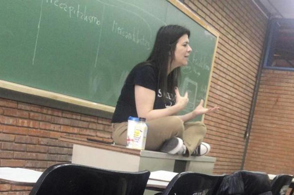 OVO JE PROFESORKA KOJA JE UMRLA OD KORONE ZA VREME NASTAVE! Učenici su doživeli HOROR, pokušali su sve!