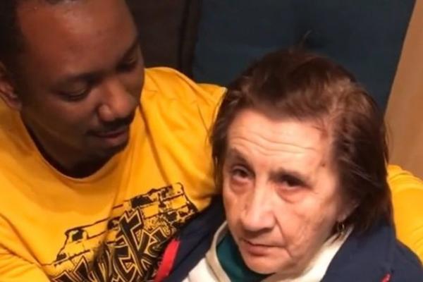 OVA BAKA JE PRVI PUT U ŽIVOTU VIDELA CRNCA: Kada je rekao da je voli, umalo se nije šlogirala! NJENA REKACIJA KIDA