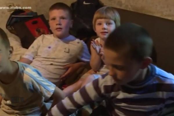 BRAČNI PAR SA 4 DECE I PETIM NA PUTU ŽIVI U ŠUPI: Majka je bolesna, otac nadniči, spavaju u 4 KVADRATA! VIDEO