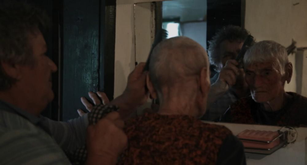 A sad se spušta veče