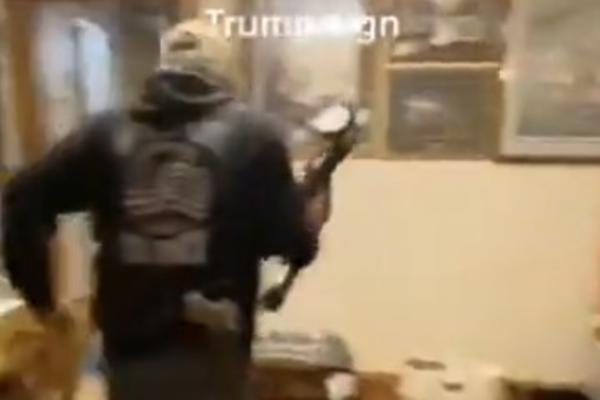 POČEO JE DA URINIRA PO TRAMPOVOM ZNAKU! Iz kuće je onda izašao čovek SA PUŠKOM (VIDEO)