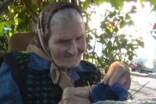 BAKA MILOMIRKI (103) JE RAT UZEO SINA: Umalo je ubila krava, ali ona ne gubi elan! OVO JE NJENA TAJNA