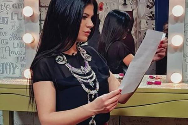 BIVŠA SRPSKA VODITELJKA SE UTEGLA, GRUDI SAMO ŠTO NE PUKNU OD VELIČINE! Njenu sliku iz wc-a morate sami da odmerite