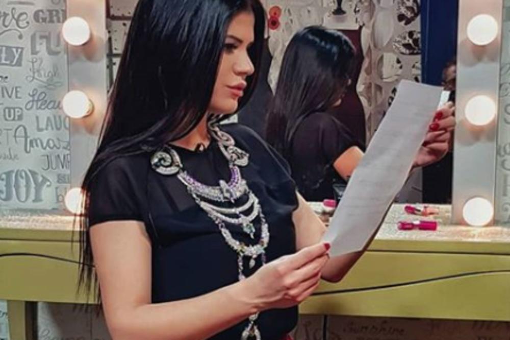 BIVŠA SRPSKA VODITELJKA SE UTEGLA, GRUDI SAMO ŠTO NE PUKNU OD VELIČINE! Njenu sliku iz wc-a morate sami da odmerite