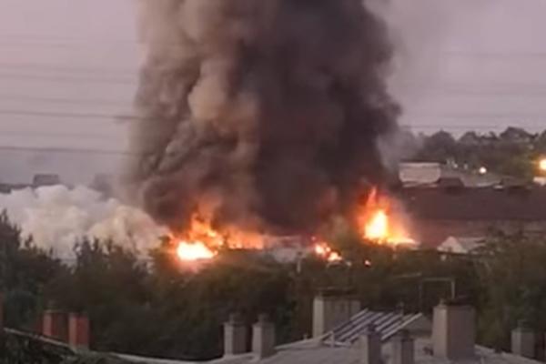 KOMPRESOR JE EKSPLODIRAO, A ONDA JE IZBILA HAVARIJA: Zna se šta je sve bilo u magacinu na Karaburmi koji je goreo