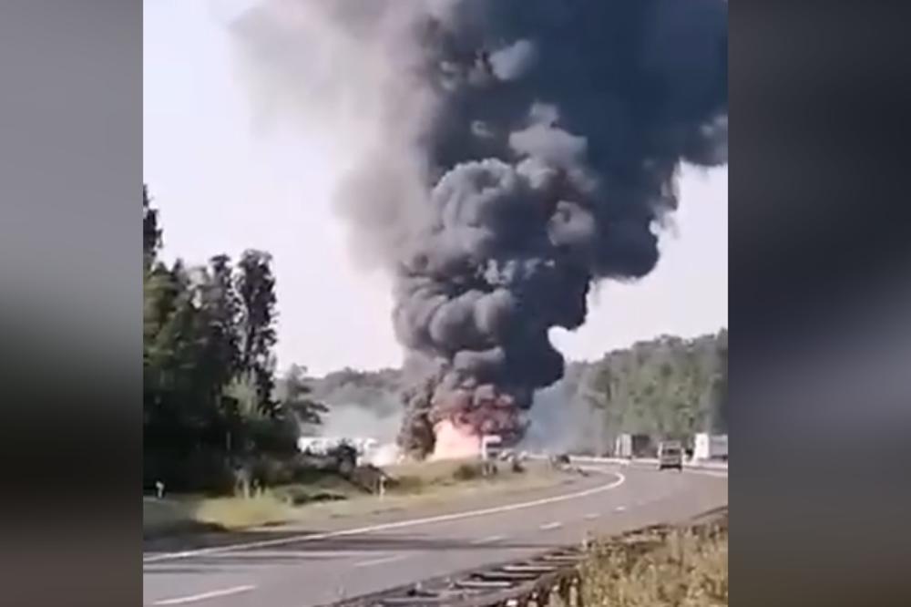 STRAVIČNO, OVO JE NA AUTO-PUTU KOD ZAGREBA: Dvoje mrtvih, vatra guta kamione, čuju se i eksplozije (VIDEO)