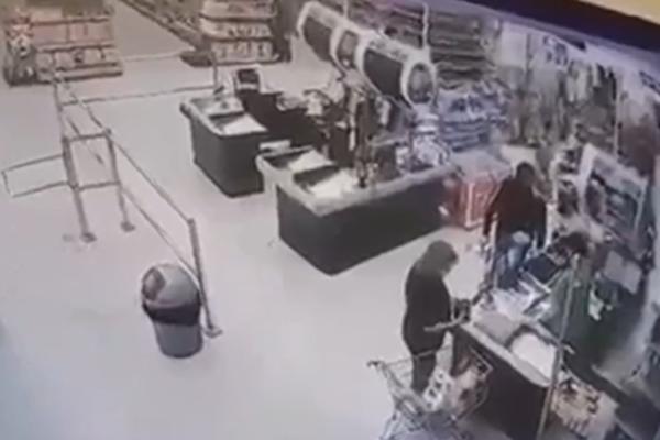 OVA STOKA JE UDARILA KASIRKU I JOŠ JEDNU ŽENU: A onda je naleteo na TVRDO! (VIDEO)