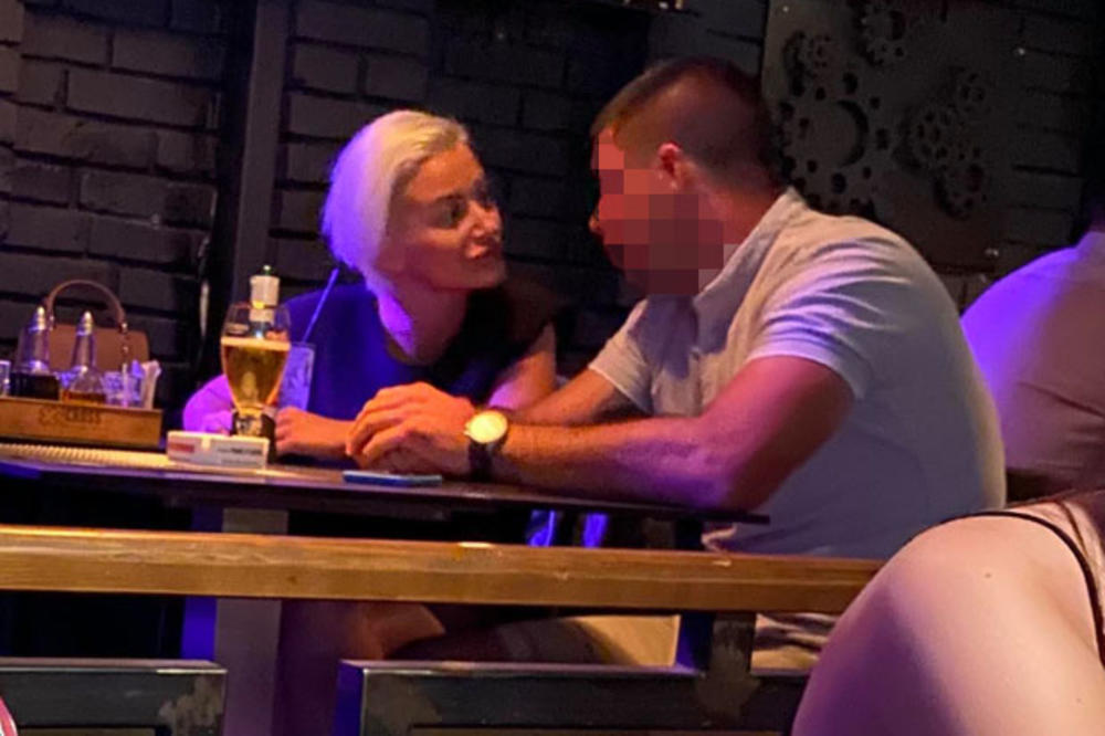 DUŠICU PAPARACO UHVATIO SA MLAĐANIM DEČKOM: Nije skidala osmeh sa lica, a svi se pitaju ko je ON (FOTO)