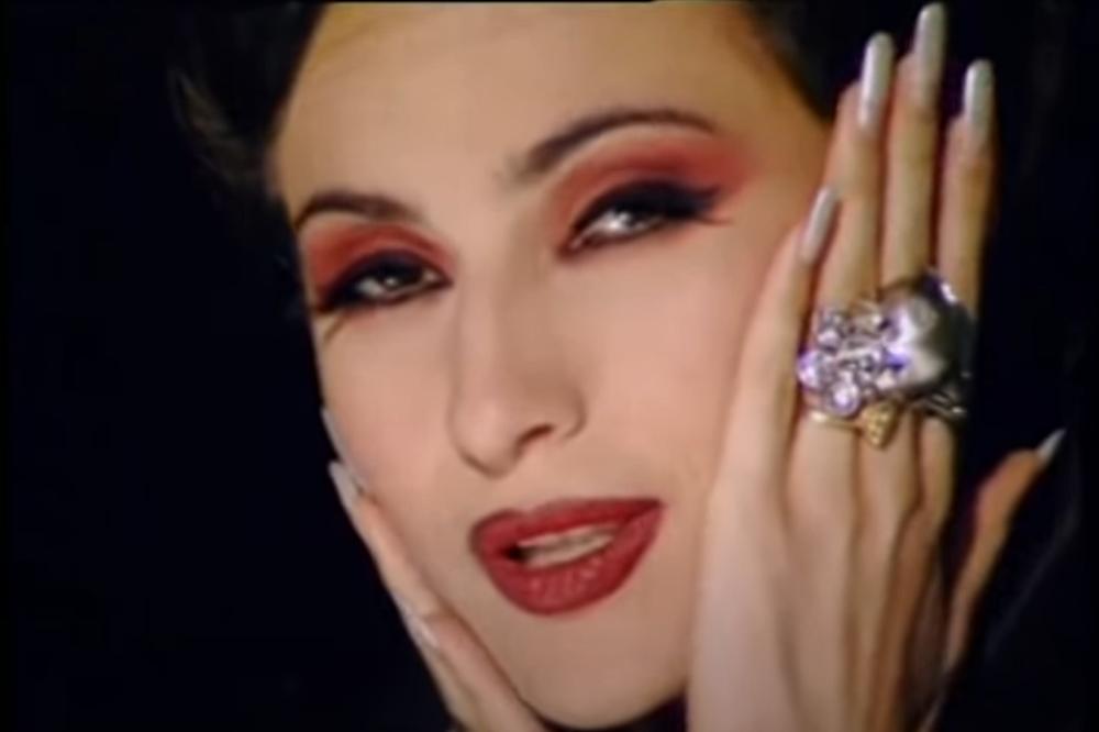 ZANIMLJIVO! DRVOSEČA IZ CECINOM SPOTA ZAUVEK NAPUSTIO SRBIJU!? Devojke su LUDELE ZA NJIM u pesmi 'Idi dok si mlad'!