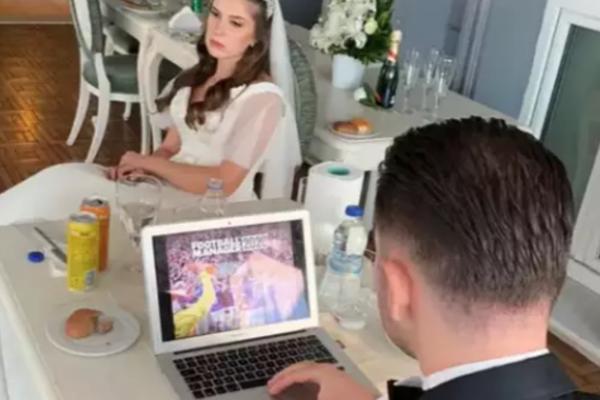 MLADOŽENJA NA SOPSTVENOM VENČANJU IZVADIO LAPTOP I KRENUO DA IGRA FOOTBALL MANAGER: Reakcija mlade... (FOTO)