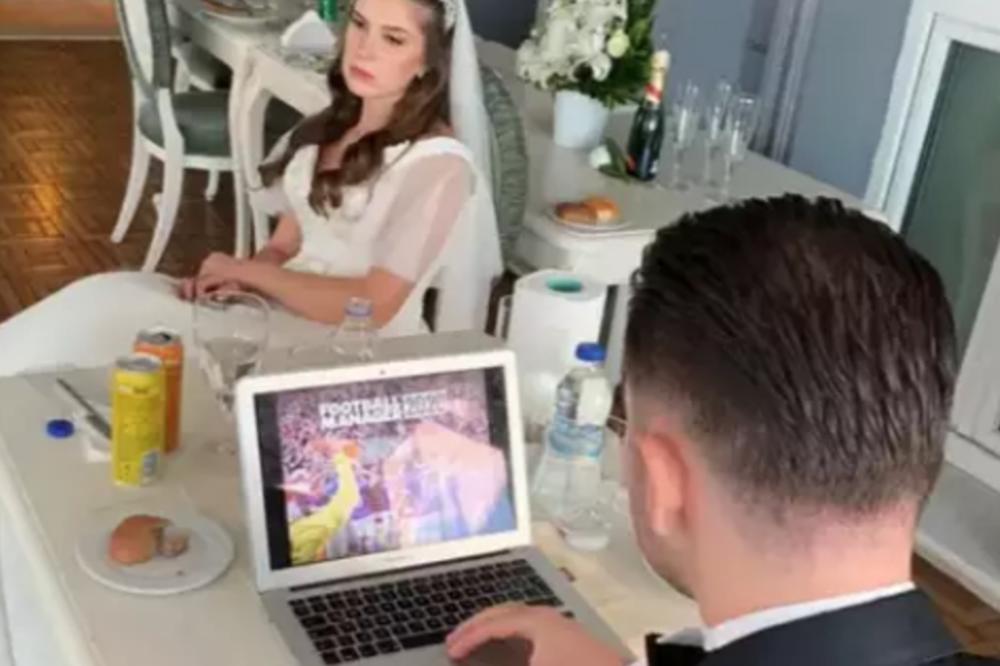 MLADOŽENJA NA SOPSTVENOM VENČANJU IZVADIO LAPTOP I KRENUO DA IGRA FOOTBALL MANAGER: Reakcija mlade... (FOTO)