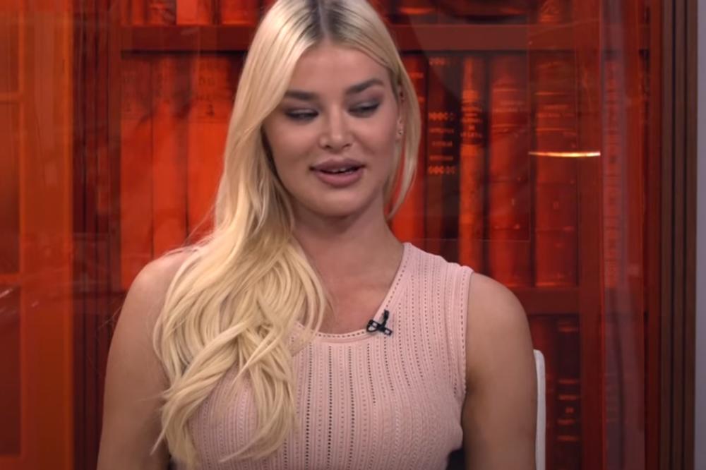 PUNE RUKE POSLA! Sofija USNIMLJENA u supermarketu u URNEBESNOM izdanju! Kako ovo šeta bebu i kupuje?! (VIDEO)