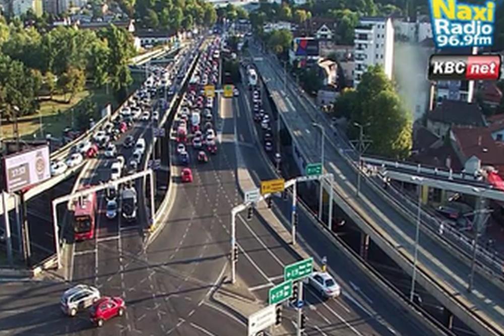 NA OVIM LOKACIJAMA U BEOGRADU TRENUTNO JE KOLAPS! Vozila mile, svi se zaglavili