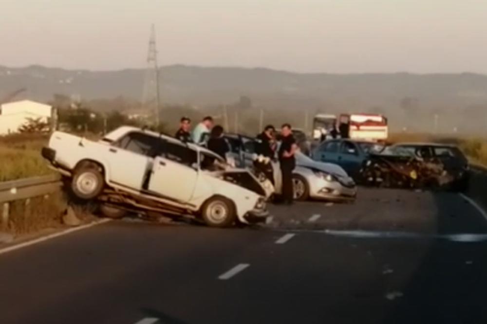 KRV PO PUTU, SMRSKANI AUTOMOBILI NA BANKINI: Horor prizor na mestu teškog LANČANOG sudara (VIDEO)