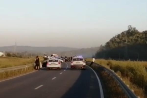 STRAVIČAN UDES KOD RUME: U udesu učestvovali šleper i 3 automobila, vatrogasci sekli klov kako bi došli do vozača!