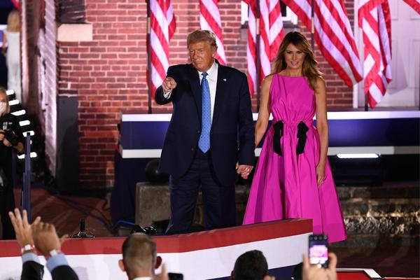 MODNI ZNALCI NA KOLENIMA, SVI GLEDAJU U MELANIJINU HALJINU I NIŠTA IM NIJE JASNO:    Šta je ovo, čije je? (FOTO)