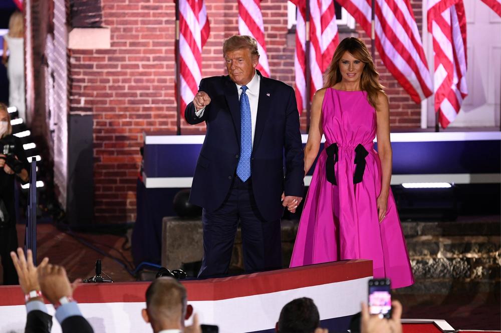 MODNI ZNALCI NA KOLENIMA, SVI GLEDAJU U MELANIJINU HALJINU I NIŠTA IM NIJE JASNO:    Šta je ovo, čije je? (FOTO)