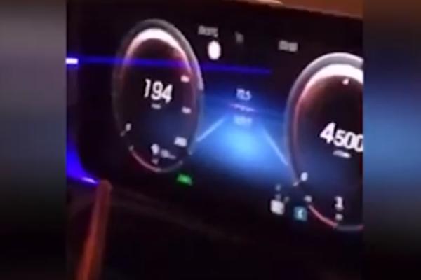 POGLEDAJTE OVU BUDALU KOJA JURI AUTOPUTEM 200 NA SAT! A jedan detalj je posebno ŠOKANTAN! (VIDEO)