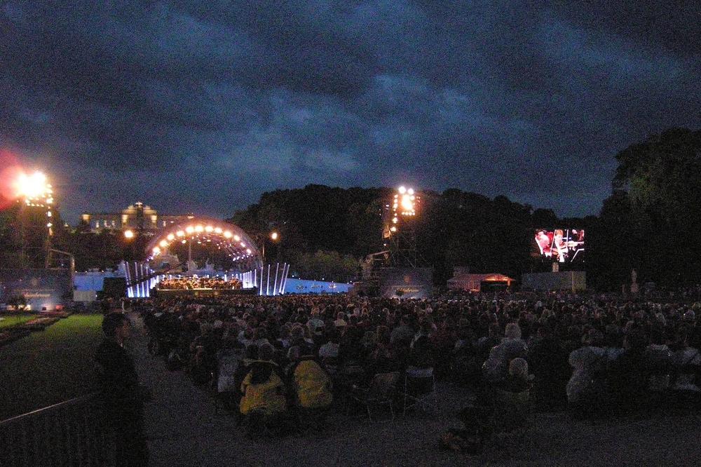 BEČKA FILHARMONIJA POD VEDRIM NEBOM: U parku Šenbruna pred samo 1.250 posetilaca!