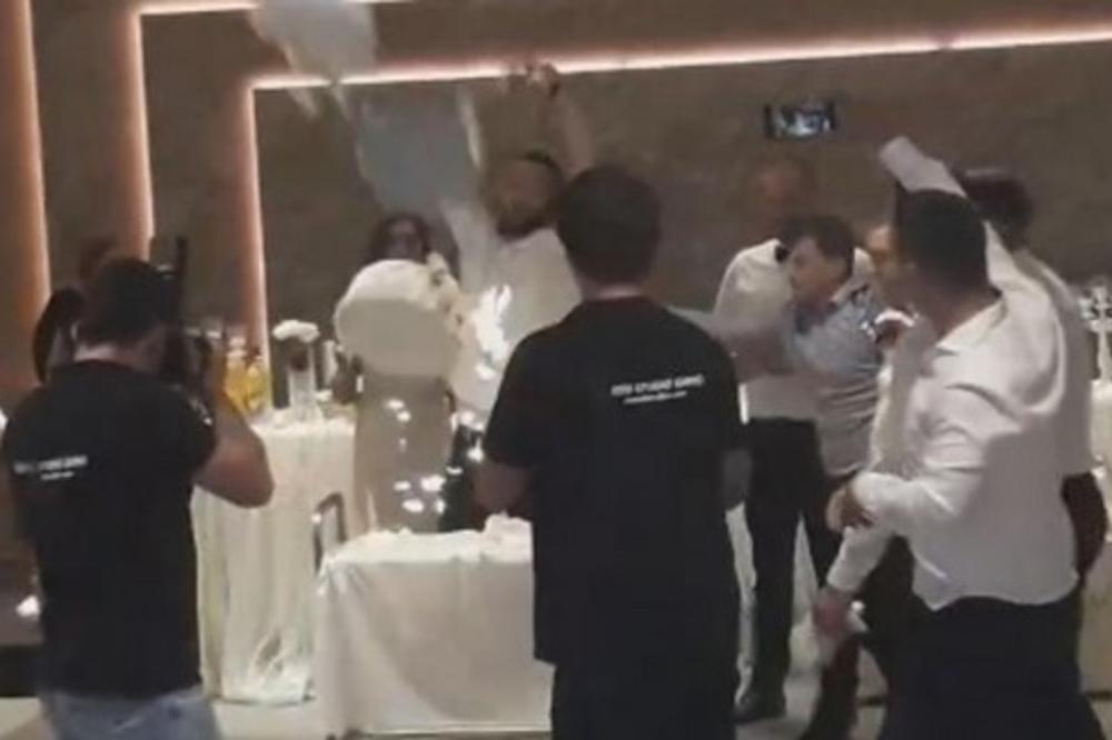 GOST NA VENČANJU SRUŠIO TORTU NA POD I ŠOKIRAO SVE: MLADA je reagovala jako ČUDNO, posle se SAZNALO i ZAŠTO (VIDEO)