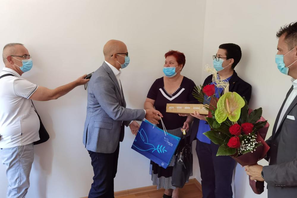 VUČEVIĆ: Čast mi je da porodici Pavlović uručim ključeve jednog od devet stanova
