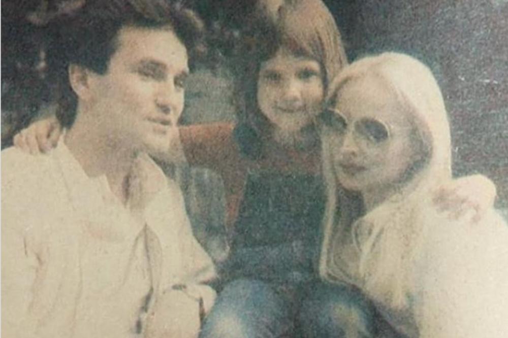 PREPOZNAJETE LI SLAVNOG SRPSKOG DEVOJČURKA? Ćerka je glumca i balerine, ona je takođe naša popularna glumica!