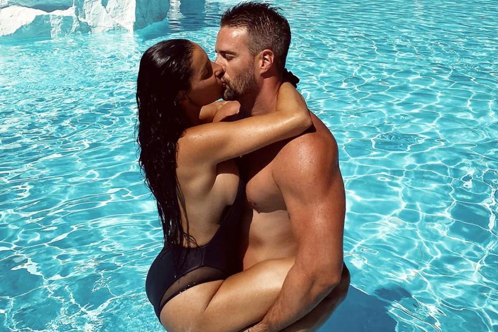 PALA VERIDBA U BAZENU! Mia Borisavljević dobila prsten od pevača sa kojim ima ćerku