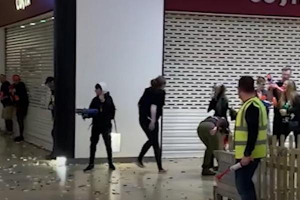 PUCNJAVA U TRŽNOM CENTRU: Ljudi se oduzeli od straha, MECI SAMO FIJUKALI (VIDEO)