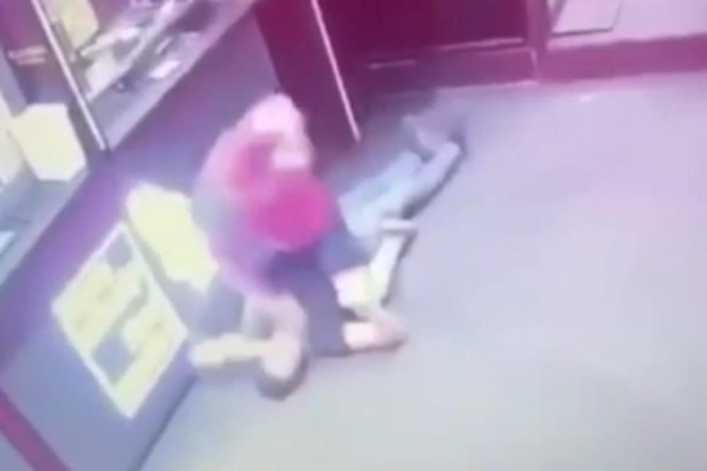 HULIGAN MLADIĆU PRVO LOMIO VILICU, PA MU JE SLOMIO OBE RUKE U LAKTU: Stravičan snimak iz Novog Sada! (VIDEO)