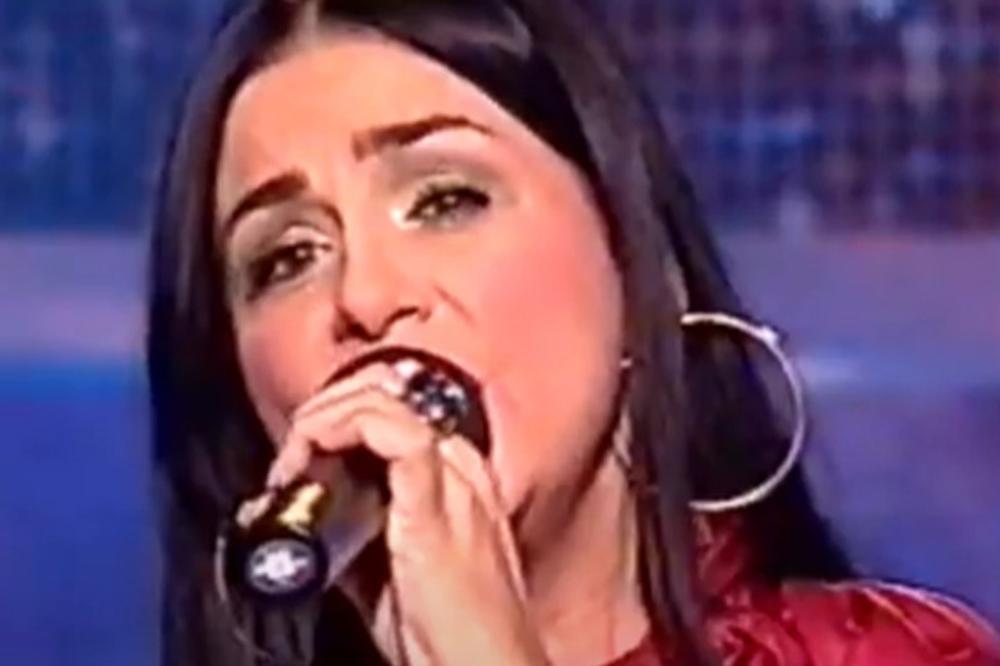 SVI SE PITAJU DA LI JE TO STVARNO ONA: Pevačica RASPAMETILA fotkom bez grama šminke, MREŽE SE USIJALE! (FOTO)