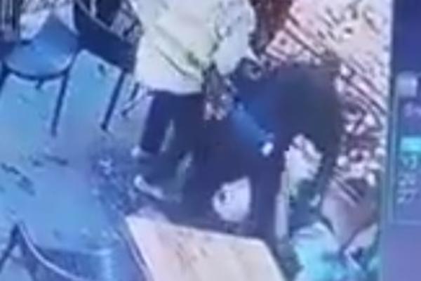 MASKIRANI TIP ULETEO U KAFIĆ I POKUŠAO DA OTME DEVOJČICU! Objavljen je i SNIMAK sa nadzornih kamera! (VIDEO)