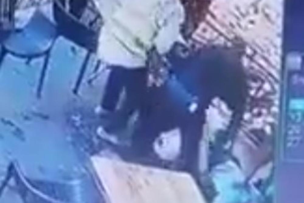 MASKIRANI TIP ULETEO U KAFIĆ I POKUŠAO DA OTME DEVOJČICU! Objavljen je i SNIMAK sa nadzornih kamera! (VIDEO)