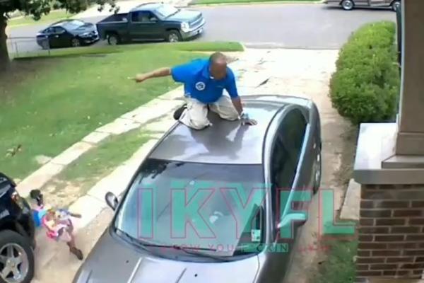 OVO JE NAJGORI OTAC NA SVETU, A MOŽDA I ŠIRE! Pas napao njega i ćerku, LIK PUSTIO DETE I POPEO SE NA AUTO! (VIDEO)