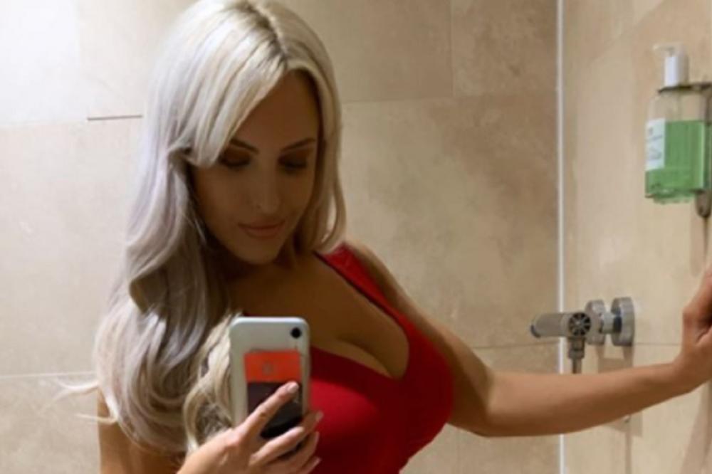 I ZBOG NJE SMO JEDVA ČEKALI DA POČNE PREMIJER LIGA: Zbog njenih bujnih oblina će svi danas gledati ka Enfildu!