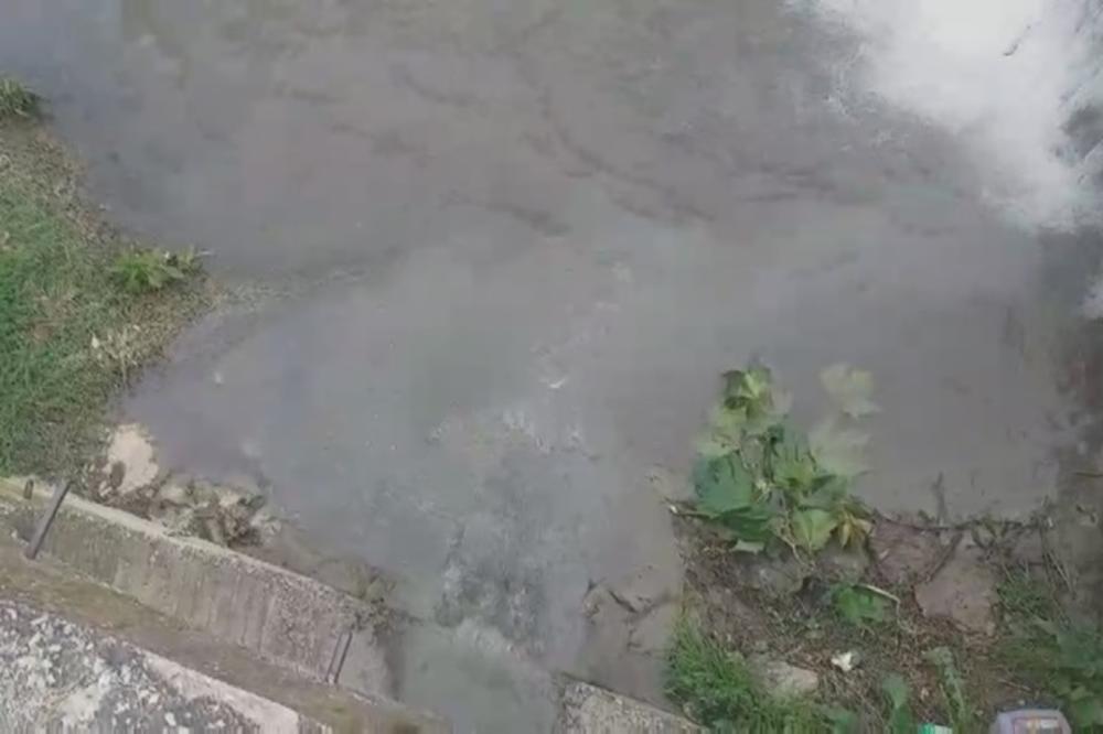 MISTERIOZNA SMRDLJIVA SIVA TEČNOST TERORIŠE STANOVNIKE SRPSKOG GRADA: O čemu je ovde reč? (VIDEO)