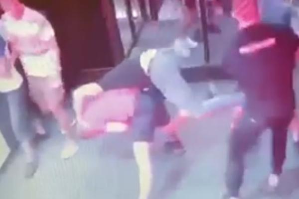 OBJAVLJEN CEO SNIMAK SAKAĆENJA U NOVOM SADU: Ovog čoveka treba ŠTO HITNIJE UHVATITI, ovo je BOLESNO!!! (VIDEO)