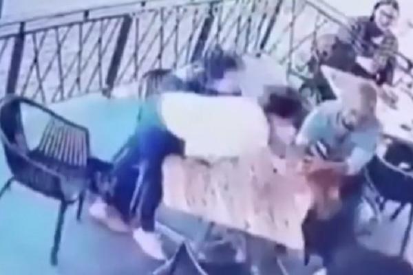 MONSTRUM POKUŠAO DA OTME DEVOJČICU ISPRED MAJKE U PUNOM RESTORANU! Usred drame se pojavio HEROJ i uradio OVO!