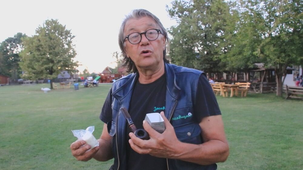 Čovek drži magareći sir