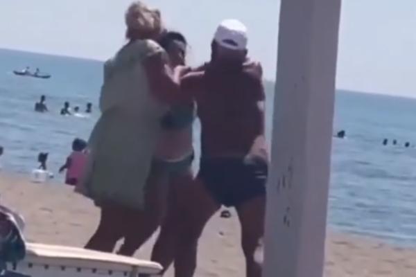 LETE PAPUČE I PESNICE NA PLAŽI CRNE GORE! Stariji par se makljao kao u ringu, a razlog ŠOKIRA! (VIDEO)