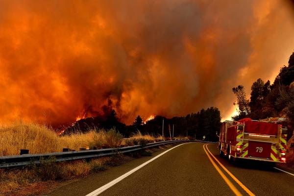 PAKAO U SAD, EVAKUISANE STOTINE HILJADA LJUDI, TRAMP HITNO IDE U KALIFORNIJU! Požari gutaju SVE PRED SOBOM (VIDEO)