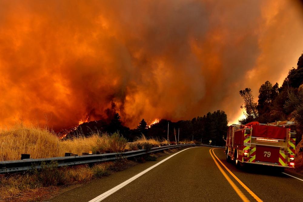 PAKAO U SAD, EVAKUISANE STOTINE HILJADA LJUDI, TRAMP HITNO IDE U KALIFORNIJU! Požari gutaju SVE PRED SOBOM (VIDEO)